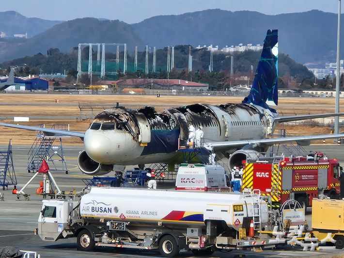 3일 오전 부산 김해공항에서 에어부산 화재 항공기에 대한 합동 감식이 진행되고 있다. 정혜린 기자