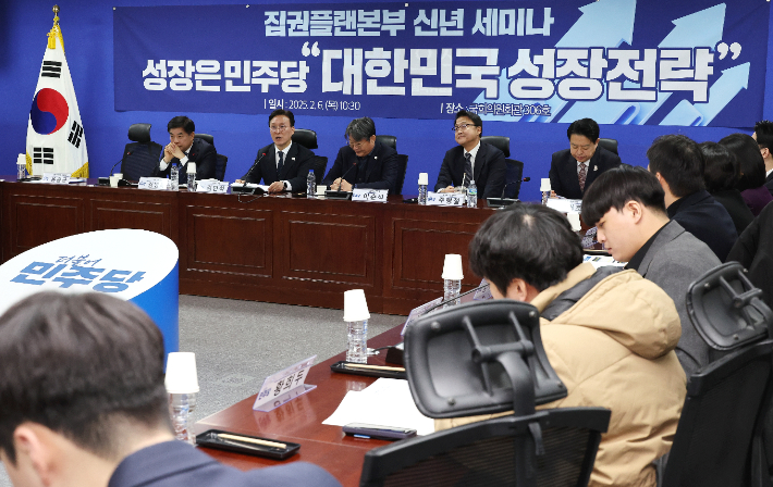 6일 서울 여의도 국회 의원회관에서 열린 더불어민주당 집권플랜본부 신년 세미나, 성장은 민주당 "대한민국 성장전략"에서 김민석 총괄본부장(왼쪽 두번째)이 발언하고 있다. 연합뉴스