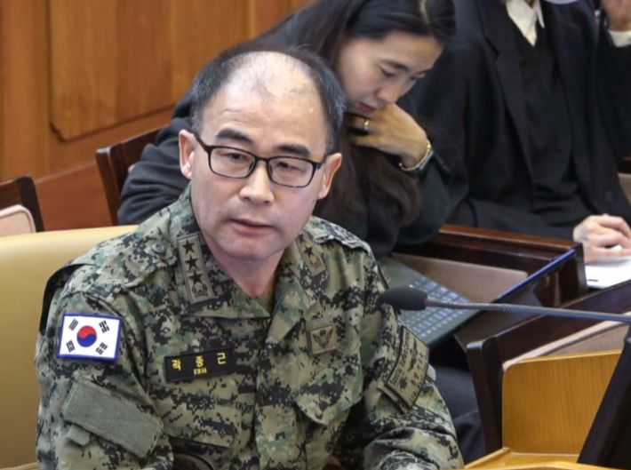 곽종근 전 육군 특수전사령관이 6일 서울 종로구 헌법재판소에서 열린 윤석열 대통령 탄핵 심판 6차 변론에 증인으로 출석해 피청구인인 윤 대통령 측 대리인들의 질문에 답하고 있다. 헌법재판소 제공