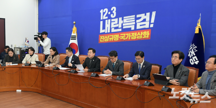 더불어민주당 박찬대 원내대표가 4일 서울 여의도 국회에서 열린 원내대책회의에서 발언을 하고 있다. 윤창원 기자