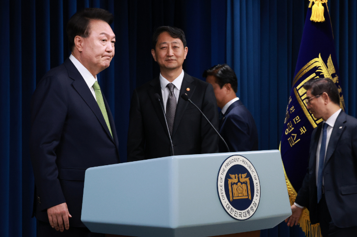 윤석열 대통령이 지난해 6월 3일 오전 서울 용산 대통령실 청사 브리핑실에서 열린 국정브리핑에 참석해 동해 석유·가스 매장과 관련해 발언을 마친 뒤 배석한 안덕근 산업통상자원부 장관에게 마이크를 넘기며 브리핑실을 나서고 있다. 연합뉴스