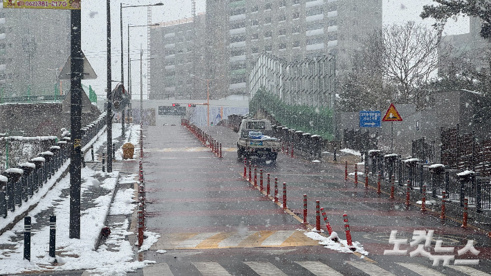 광주 서구 금호동에 눈이 내리고 있다. 김수진 기자