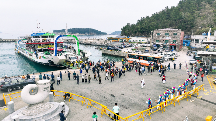 전남 완도군은 '2025년 완도 방문의 해'를 맞아 관광 활성화를 위해 단체 관광객을 유치하는 여행사를 대상으로 인센티브 지원 사업을 추진한다. 사진은 지난해 청산도 슬로걷기 축제장을 찾기 위해 청산도항에 인파가 몰린 모습. 완도군 제공