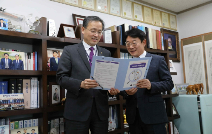 '2025년 전국사업체조사' 대상 사업체인 금수티아이(주)를 방문해 일일조사원으로 사전 현장조사에 나선 이형일(왼쪽) 통계청장. 통계청 제공
