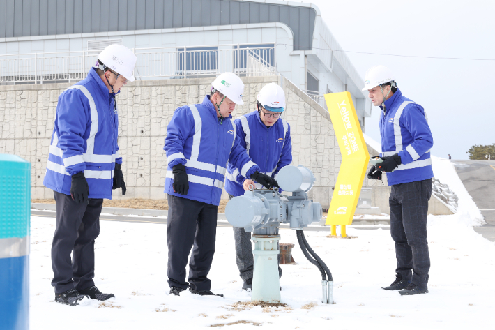 지난 6일 윤석대 사장(왼쪽 두 번째)과 관계자들이 충남 천안정수장을 찾아 수도 밸브를 점검하며 동절기 용수공급 상황을 살피고 있다. 한국수자원공사 제공