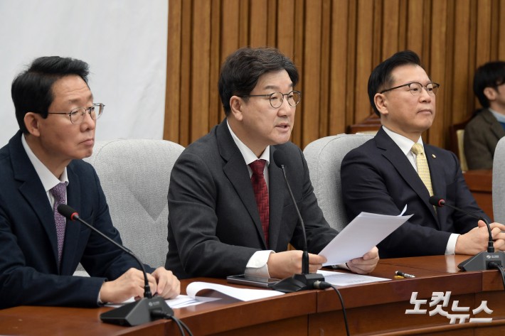 발언하는 권성동 원내대표