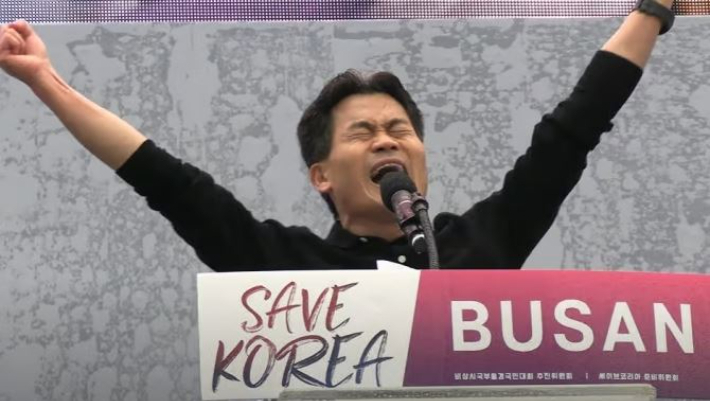 지난 1일 부산역 광장에서 열린 윤석열 대통령 탄핵 반대 집회에 참석한 한국사 강사 전한길. 유튜브 영상 캡처