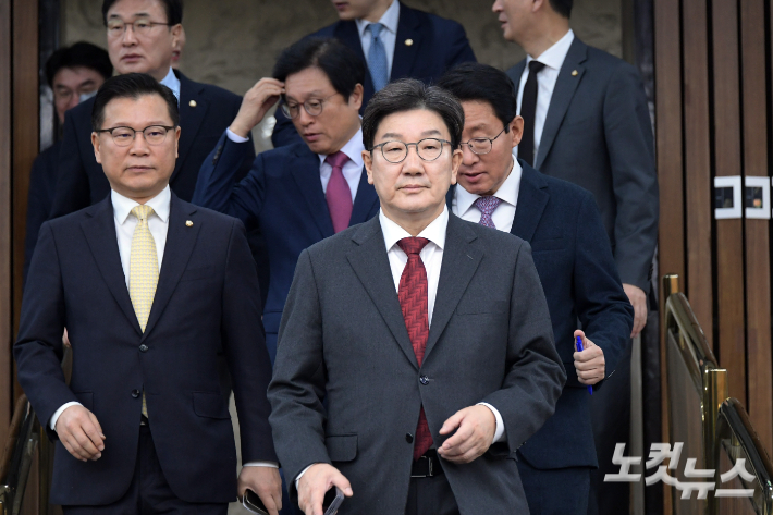 국민의힘 권성동 원내대표가 7일 서울 여의도 국회에서 열린 원내대책회의에 참석하고 있다. 윤창원 기자