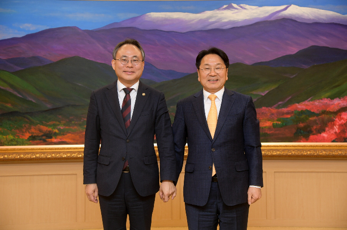 강기정 광주광역시장이 6일 시청 비즈니스룸에서 고기동 행정안전부 장관 직무대행과 환담한 뒤 기념촬영을 하고 있다. 광주광역시 제공