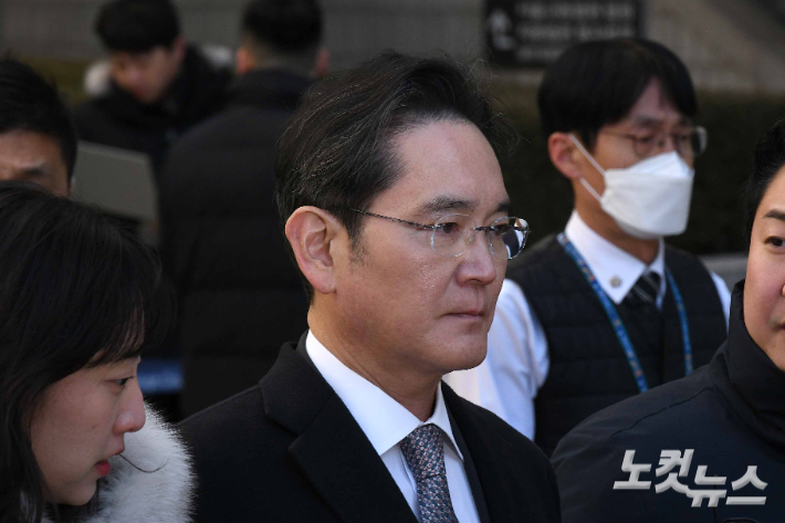 부당합병·회계부정 혐의 항소심 선고공판에서 무죄를 선고받은 이재용 삼성전자 회장이 3일 오후 서울 서초구 서울고법을 나서고 있다. 박종민 기자