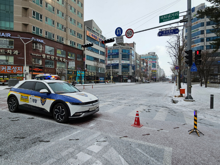 7일 오전 대전 서구 둔산동의 한 오피스텔 옥상에서 양철판 구조물이 떨어질 가능성에 대비해 경찰이 도로를 통제하고 있다. 독자 제공