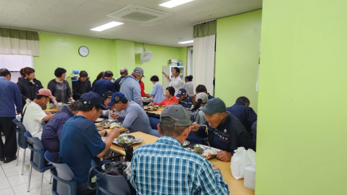 수요일 행복 나눔 잔치 무료 식사 모습. 김미경 목사 제공