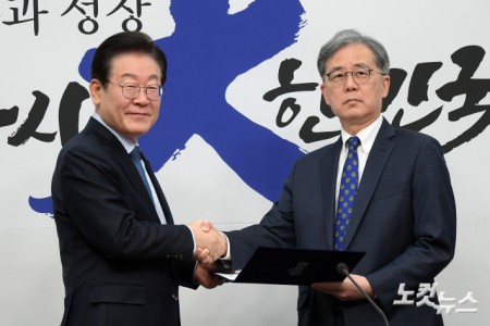 악수하는 이재명·김현종