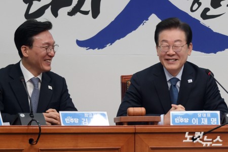 환하게 웃는 이재명 대표