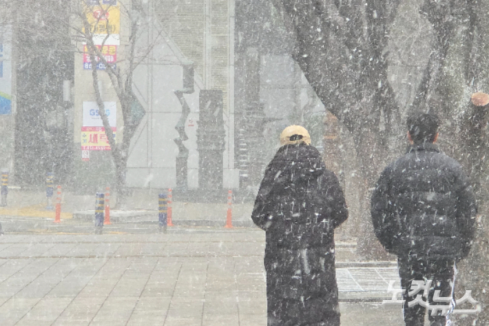 7일 부산 연제구에 많은 눈이 내렸다. 송호재 기자