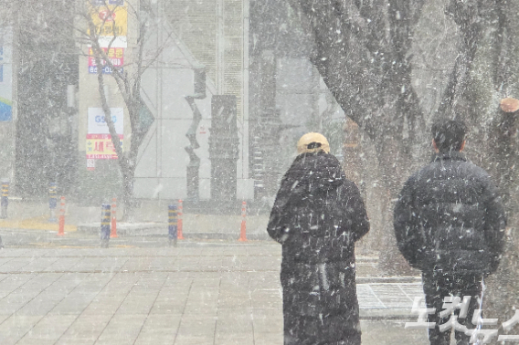 7일 부산 연제구에 많은 눈이 내렸다. 송호재 기자
