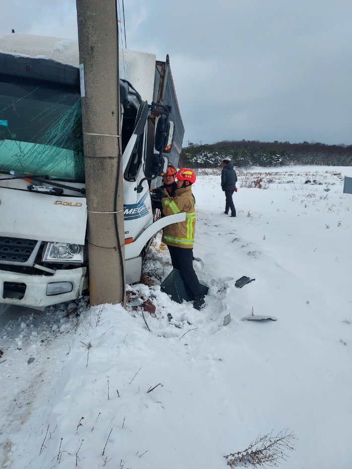 7일 오전 8시 18분쯤 전북 고창군 공음면에서 화물차 단독 사고가 발생했다. 전북소방본부 제공