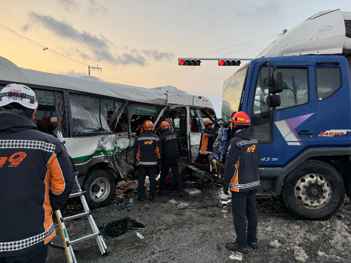 7일 오전 7시 13분쯤 전북 군산시 서수면 관원교차로에서 회사 통근버스와 화물차량이 충돌하는 사고가 발생했다. 전북소방본부 제공