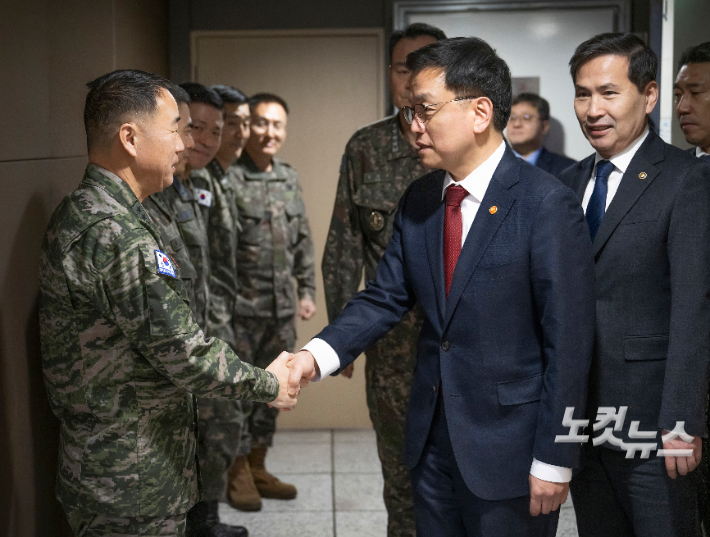최상목 대통령 권한대행 부총리 겸 기획재정부 장관이 7일 서울 용산구 합동참모본부 지휘통제실에서 열린 군사대비태세 점검 회의에 참석하며 주일석 해병대사령관 등 지휘관들과 인사하고 있다. 국방부 제공