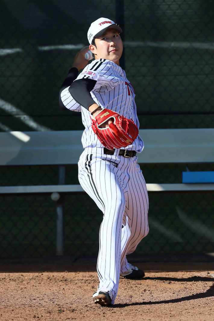 LG 트윈스 좌완 손주영이 7일(한국 시각) 미국 애리조나주 스코츠데일에 차린 LG 스프링 캠프에서 올해 두 번째 불펜피칭을 하고 있다. LG