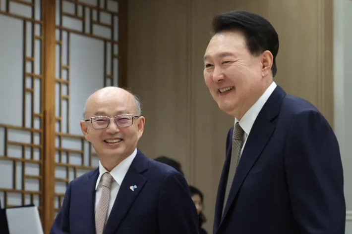 지난해 9월 12일 윤석열 대통령이 서울 용산 대통령실 청사에서 임명장 및 위촉장 수여식을 마친 뒤 안창호 국가인권위원장과 함께 환담장으로 향하고 있다. 연합뉴스