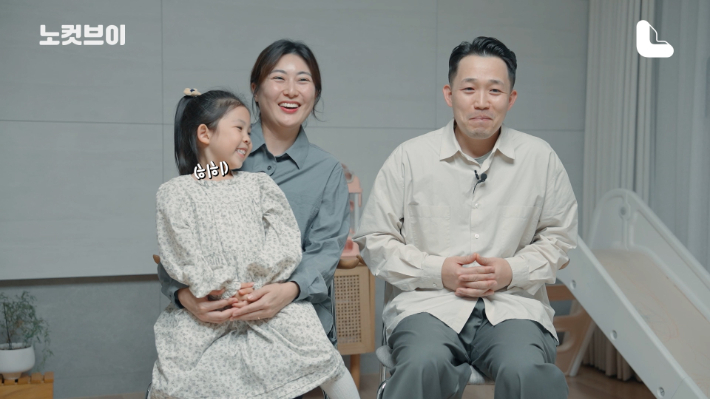 왼쪽부터 권지우 양, 송나영 씨, 권종현 씨. "시집갈 때 보여줘야지"…딸바보 아빠가 유튜버가 된 사연' 유튜브 노컷 캡처