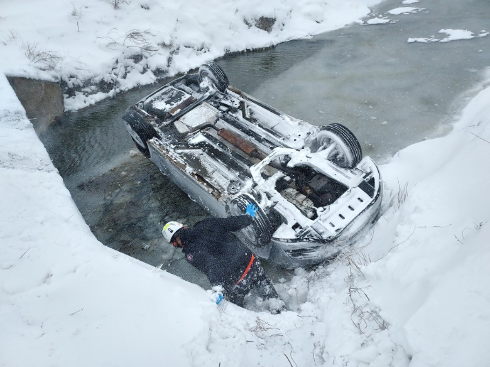 눈길에 미끄러져 뒤짚힌 차량 모습. 전북소방본부 제공