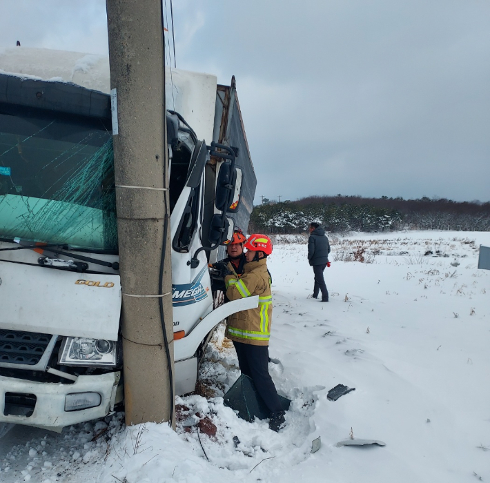 7일 오전 8시 18분쯤 전북 고창군 공음면에서 화물차 단독 사고가 발생했다. 전북소방본부 제공