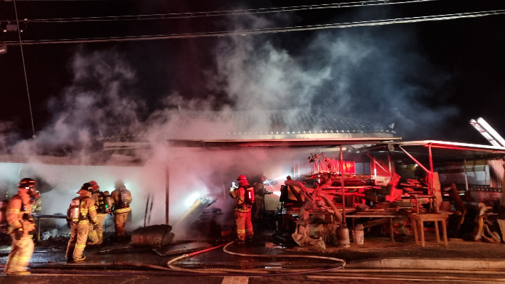 출동한 소방관들이 경주 내남면 목공방 화재를 진화하고 있다. 경주소방서 제공
