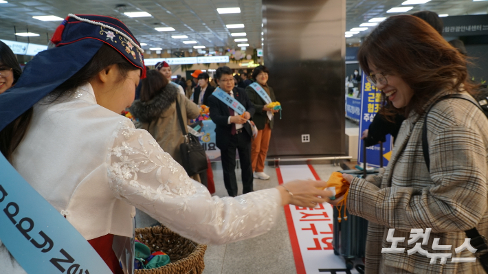 제주공항 입도객 환영 행사. 제주CBS