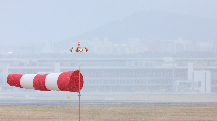 강풍·폭설에 제주공항 결항 속출. 연합뉴스