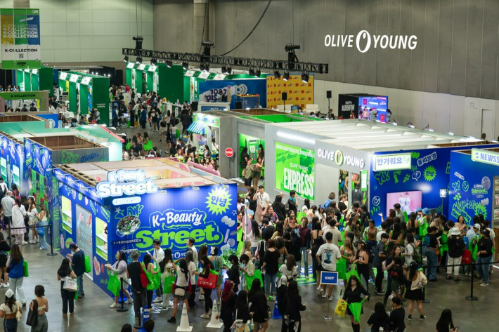 지난해 7월26일부터 29일까지 미국 LA에서 열린 KCON LA 2024에 꾸려진 올리브영 부스. CJ올리브영 제공