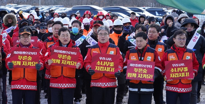 이철우 경북도지사(왼쪽 첫번째), 주낙영 경주시장(왼쪽 두번째), 임상섭 산림청장(왼쪽 세번째)이 소나무재선충병의 성공적인 방제를 위해 결의하고 있다. 산림청 제공