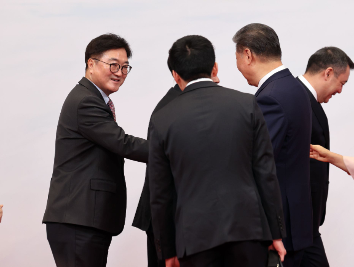 우원식 국회의장이 7일 중국 헤이룽장성 하얼빈시 타이양다오호텔에서 시진핑 국가주석이 주최한 오찬에 참석해 시 주석과 악수하고 있다. 국회의장실 제공