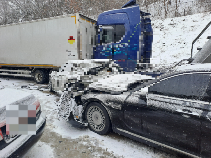 7일 오후 3시 2분쯤 전북 남원시 주생면 남원분기점 인근 순천-완주고속도로 하행선 59㎞ 지점에서 승용차와 화물차 등 30여대가 충돌하는 사고가 발생했다. 전북소방본부 제공