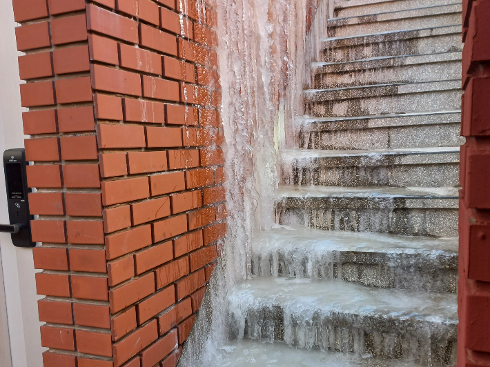 7일 부산 수영구의 한 주택 외벽과 계단에 고드름이 생긴 모습. 부산소방재난본부 제공 