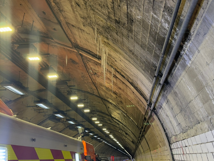 6일 부산 중구의 한 터널 내부에 고드름이 생긴 모습. 부산소방재난본부 제공 