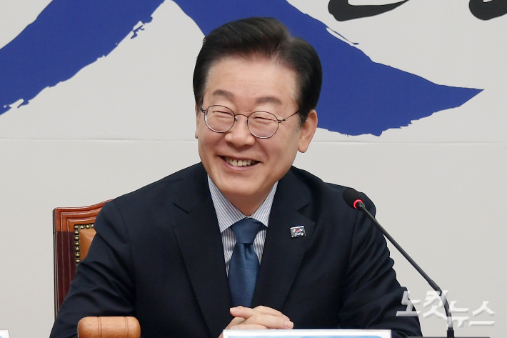 더불어민주당 이재명 대표가 7일 서울 여의도 국회에서 열린 최고위원회에서 환하게 웃고 있다. 윤창원 기자