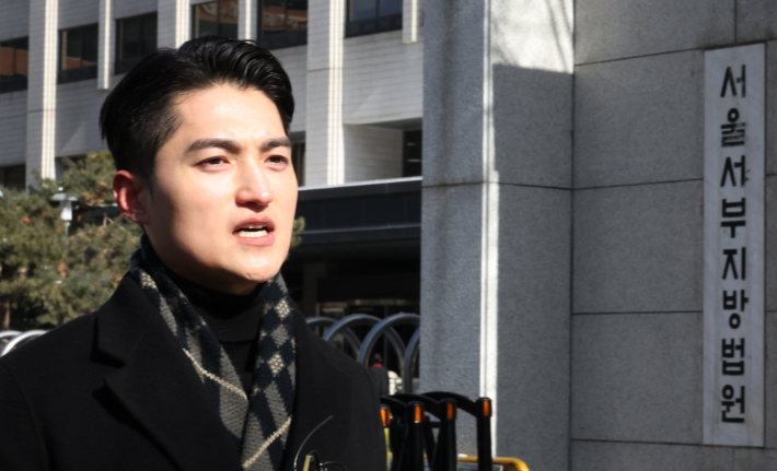 지난해 서울 은평구 아파트에서 일어난 '일본도 살인사건' 피해자의 유족 측 법률대리인인 남언호 변호사가 7일 서울 마포구 서부지법에서 열린 선고 공판에 출석하며 피의자 백씨에 대한 엄벌을 촉구하고 있다. 연합뉴스
