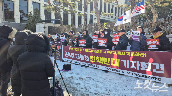 지난 7일 오후 헌재 인근에서는 "재판관들을 몰아내자", "경찰들을 심판할 거다", "제2의 4·19가 일어날거다" 등의 폭력적 구호가 등장했다. 주보배 기자