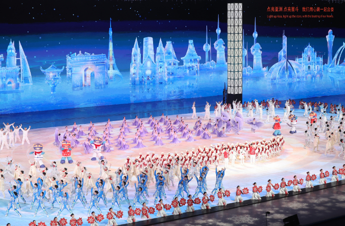 7일 중국 하얼빈 국제 컨벤션 전시 스포츠센터에서 열린 제9회 하얼빈 동계아시안게임 개회식에서 축하 공연이 펼쳐지고 있다. 연합뉴스