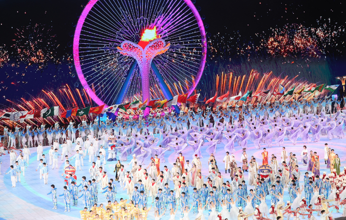 7일 중국 하얼빈 국제 컨벤션 전시 스포츠센터에서 열린 제9회 하얼빈 동계아시안게임 개회식에서 축하 공연이 펼쳐지고 있다. 연합뉴스