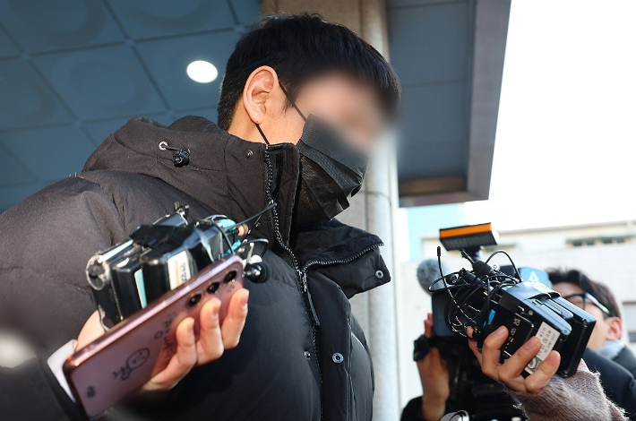 텔레그램을 이용해 성착취물을 제작·유포한 사이버성폭력 범죄집단 자칭 '자경단'의 총책 A씨가 지난달 24일 오전 서울 성동구 성동경찰서에서 검찰로 송치되고 있다. 연합뉴스