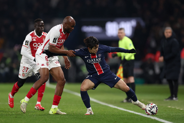 모나코전에서 공을 간수하려는 PSG 이강인(가운데). 연합뉴스