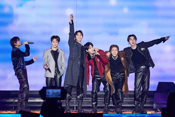지난달 18~19일 이틀 동안 서울 구로구 고척 스카이돔에서 열린 NCT 127의 네 번째 투어 '네오 시티 - 더 모멘텀'. SM엔터테인먼트 제공
