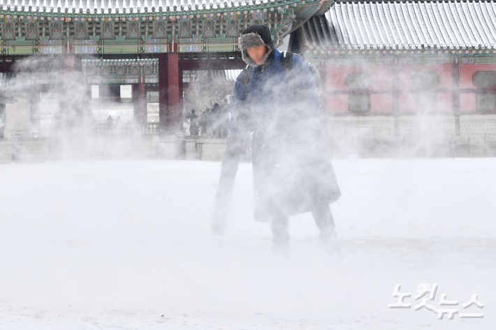 강추위 속 전국 곳곳에 많은 눈이 내린 7일 오전 서울 종로구 경복궁에서 관계자들이 제설 작업을 하고 있다. 류영주 기자