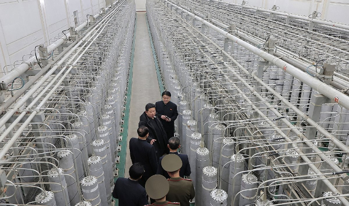 김정은 북한 국무위원장이 핵물질 생산기지와 핵무기연구소를 현지지도했다고 조선중앙통신이 지난달 29일 보도했다.  연합뉴스