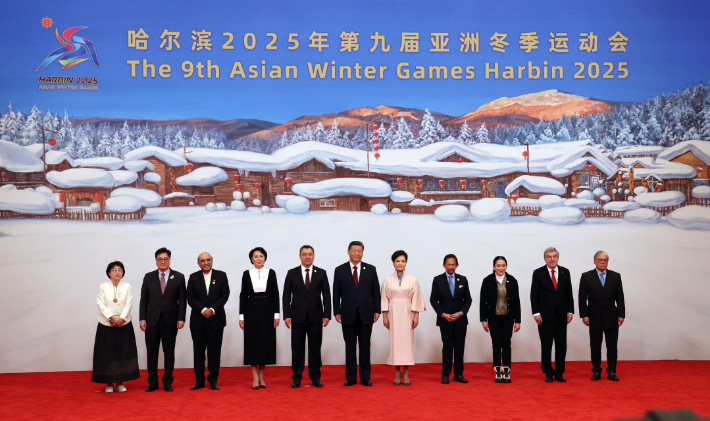 우원식 국회의장이 7일 중국 헤이룽장성 하얼빈시 타이양다오호텔에서 시진핑 국가주석이 주최한 오찬에 참석해 시 주석, 토마스 바흐 국제올림픽위원회(IOC) 위원장 등과 기념촬영 하고 있다. 국회의장실 제공