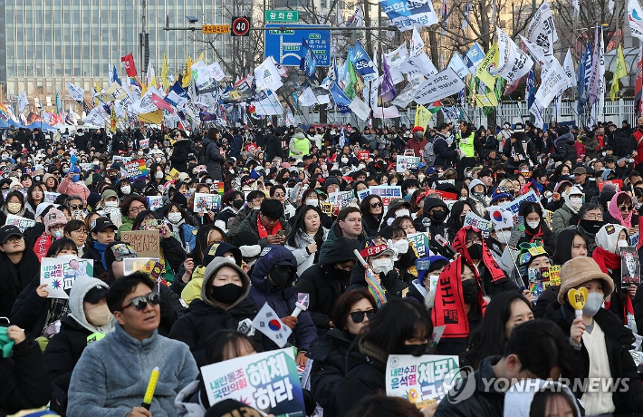 지난 1일 윤석열 즉각 퇴진·사회대개혁 비상행동이 서울 종로구 광화문 인근 도로에서 연 9차 범시민 총궐기대회 모습. 연합뉴스