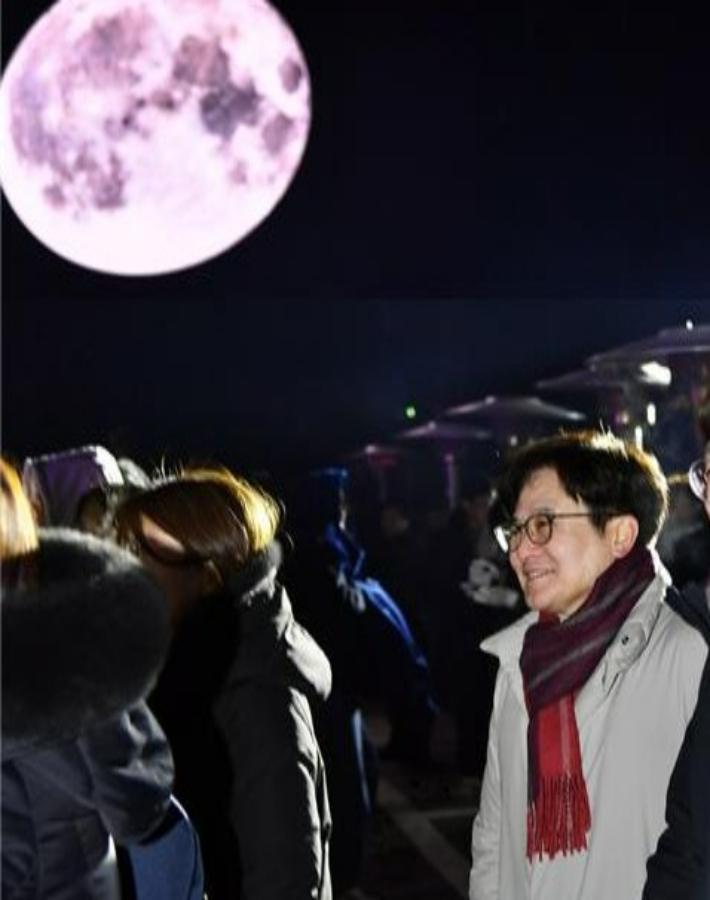 보름달과 김병수 경기 김포시장. 김포시 제공